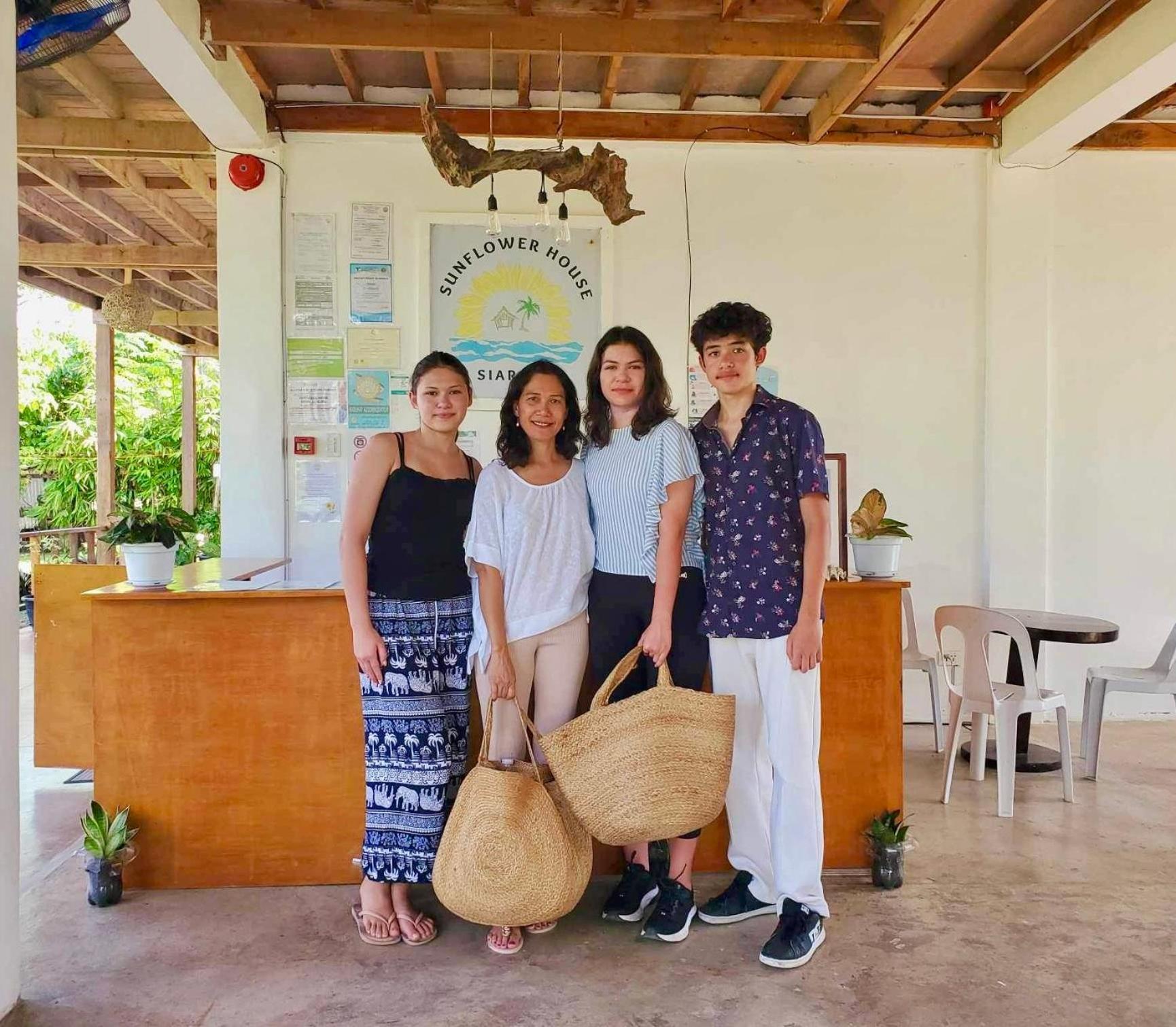 ג'נרל לונה Siargao Sunflower Suites מראה חיצוני תמונה