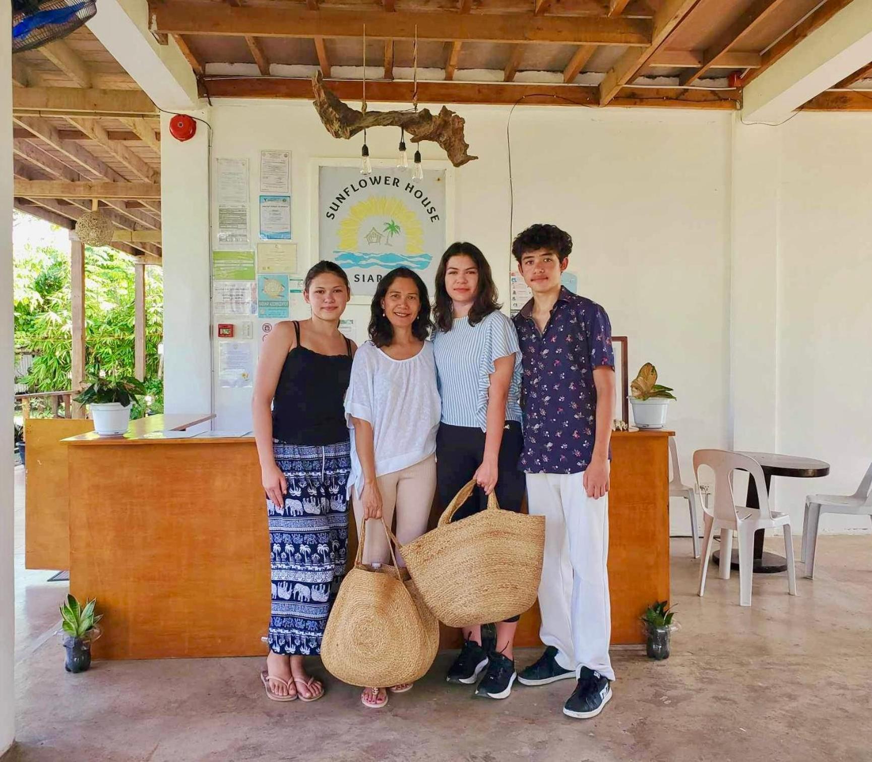 ג'נרל לונה Siargao Sunflower Suites מראה חיצוני תמונה